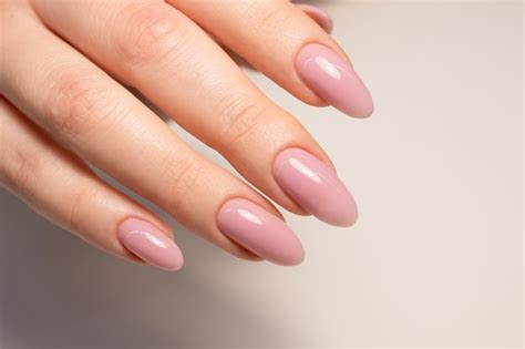 Manicure Nude Esmalte Em Gel Rosa Unhas Em Forma De Am Ndoa Foto Premium
