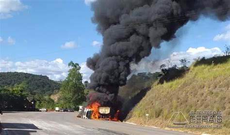 CARRETAS BATEM DE FRENTE E PEGAM FOGO EM ACIDENTE NA MGC 383 EM