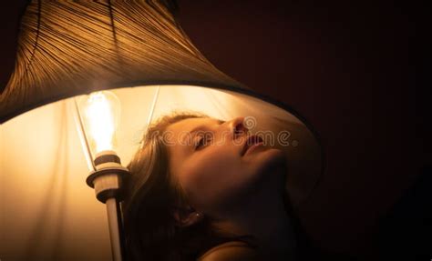 Nackte Brunette Mit Alten Möbeln Stockbild Bild von leuchte schrank 164904383