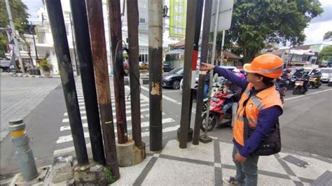 Viral Barisan Tiang Halangi Jalur Penyebrangan Di Kayutangan Pln Ulp