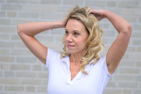 Portrait En Gros Plan D Une Belle Femme Blonde Qui Se Caresse Les Cheveux Photo Stock Image Du