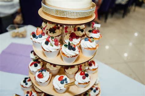 Vintage Wedding Decoration Naked Cake MR And MRs Gold Stock Image Image Of Flowers Decor