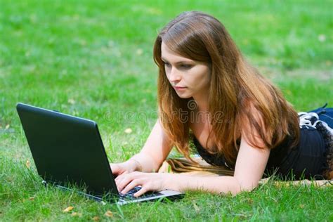 Mujer Joven Que Trabaja En La Computadora Port Til Foto De Archivo