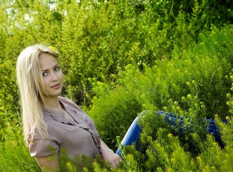 Belle Femme Blonde Dans L Herbe Verte Photo Stock Image Du Nymphe Bonheur