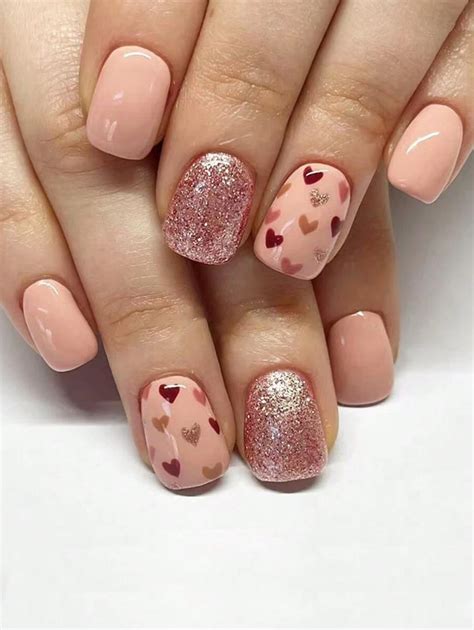 24 Stuks Korte Glanzende Vierkante Nepnagels Nude Kleur Met Sprankelende Hartdecals Trendy