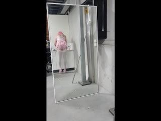 娘娘腔变装癖者炫耀粉红色 Pornhub Gay
