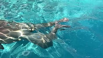 Desnudo En La Piscina XVIDEOS