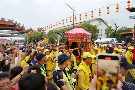 白沙屯媽祖百年第一次！駐駕新港奉天宮「世紀相會」萬人跪地 Ettoday地方新聞 Ettoday新聞雲