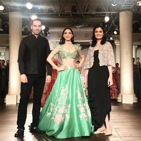 Actress Kiara Advani Hot Video Of Ramp Walk At India Couture Fashion Week At Delhi Hello