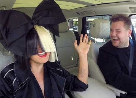 Sia se dejó ver sin peluca y en bikini en las playas de México