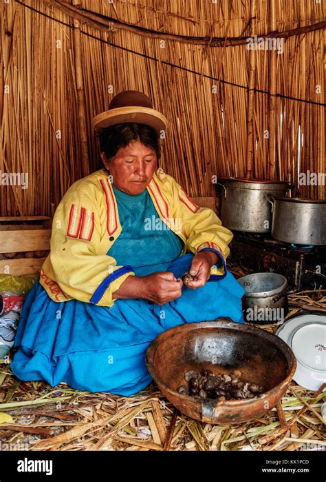 Native Uro Lady Kochen Schwimmenden Inseln Der Uros Titicacasee Puno