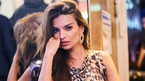 Emily Ratajkowski Ne Laisse Rien L Imagination Dans Un Petit Bikini Noir