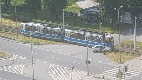 Wypadek we Wrocławiu Zderzenie auta z tramwajem i kłopoty z dojazdem