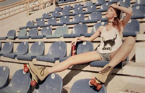 Обои women blonde sitting necklace T shirt closed eyes roller skates jean shorts на