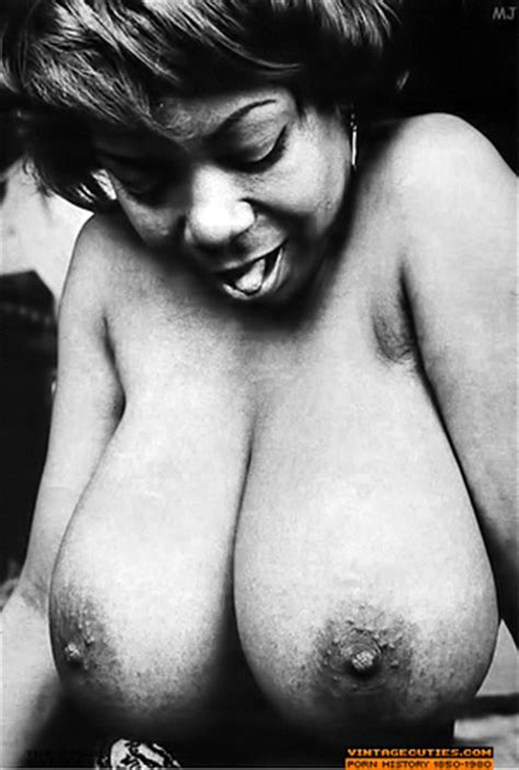 Classic Porn Ebony Housewife Showing Her Un XXX Dessert Picture 4