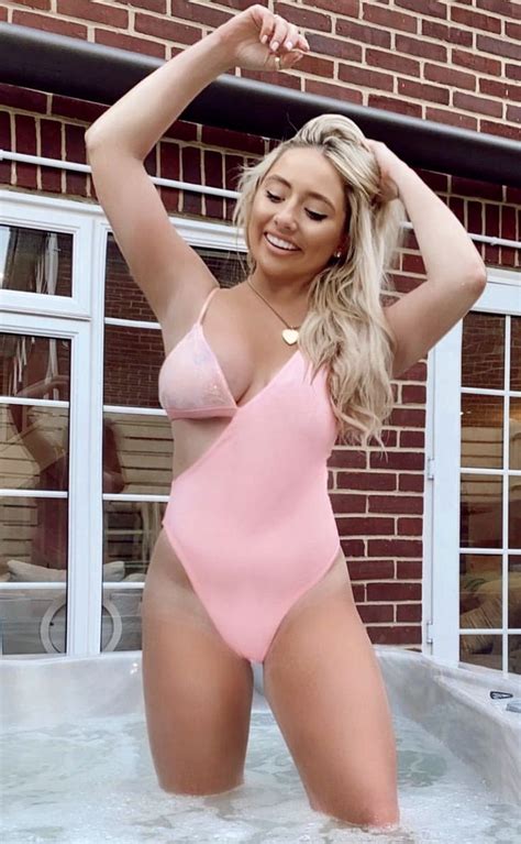 10 Hot Sexy Saffron Barker Bikini Pics