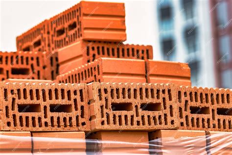 Ladrillos cerámicos rojos en el sitio de construcción keramoblock