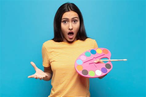 Joven Latina Boquiabierta Y Asombrada Consternada Y At Nita Con Una Sorpresa Incre Ble Foto