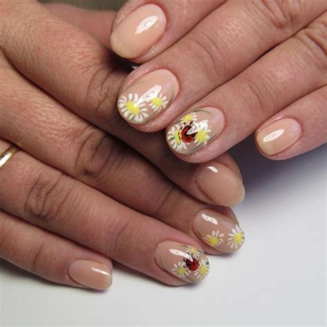 Маникюр с ромашками на ногтях