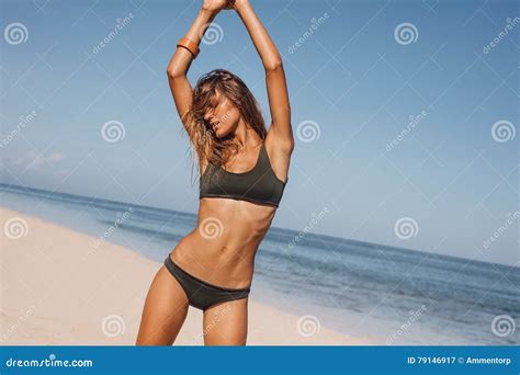 Donna In Bikini Che Gode Di Un Giorno Di Estate Sulla Riva Di Mare Immagine Stock Immagine Di