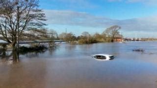 Lincolnshire flooding: Dunham Bridge remains closed - BBC News