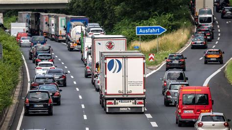 A Bonn Sperrung Nach Unfall Mit Pkw Und Lkw Mehrere Verletzte