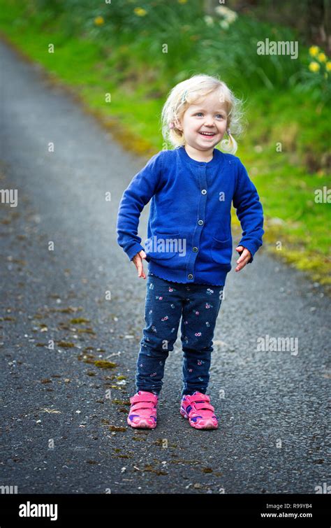 Une petite blonde de 2 à 3 ans fille à l extérieur Photo Stock Alamy