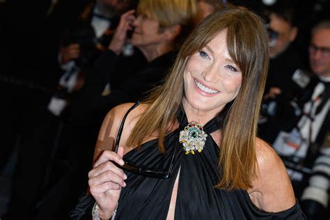 Mais C Est Quoi Ce Body De Ouf Ans Carla Bruni Pose En Bikini Et D Voile Son Ventre