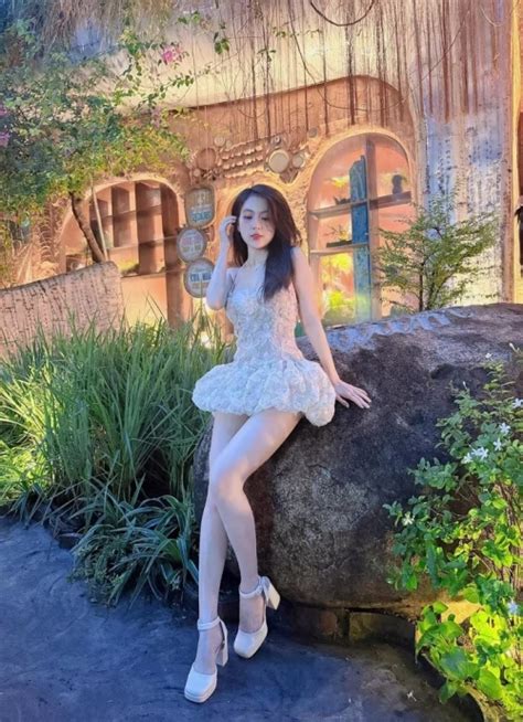 Cô giáo hot girl nổi tiếng nhất cõi mạng khoe dáng nuột nà