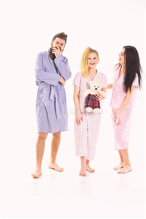 Mann Mit Bart Und Schnurrbart Nette Blonde Und Brunettemädchen Mit Spielzeugbären Wachen Gerade