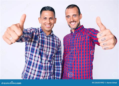 Joven Pareja Gay De Dos Hombres Con Ropa Casual Aprobando Hacer Gesto Positivo Con Los Pulgares