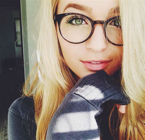 Hot Girls Wearing Glasses Pics