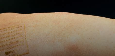 Новые перчатки имитируют прикосновения. Они работают даже за тысячи ...