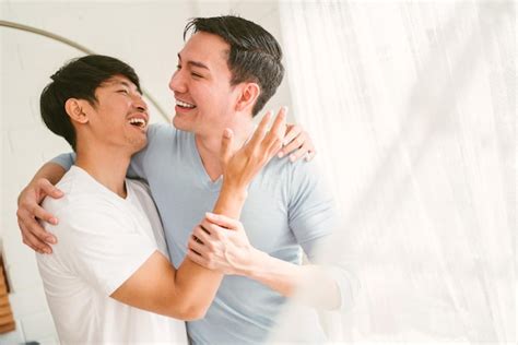 Retratos De Una Feliz Pareja Gay Asi Tica Del Milenio Abraz Ndose Y Abraz Ndose Sonriendo Y