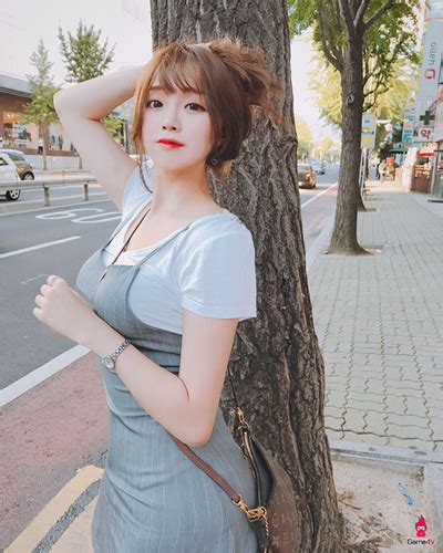 Nữ streamer người Hàn nóng bỏng trong đồng phục nữ sinh đang gây sốt công đông mang Hot