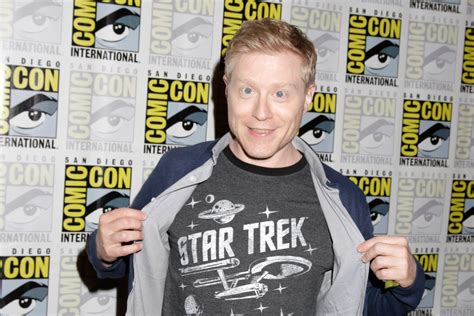 Anthony Rapp Talks About Being The First Openly Gay Star Trek Character Tv Guide