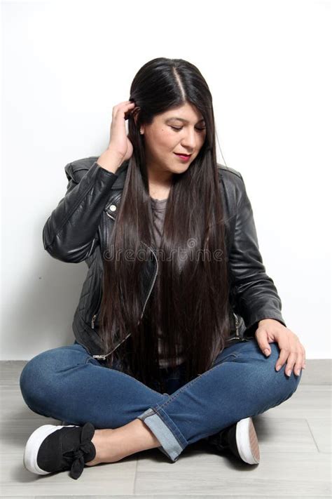 Mujer Adulta Joven Latina Gorda Feliz Y Orgullosa Muestra Su Largo Cabello Negro Recto Y