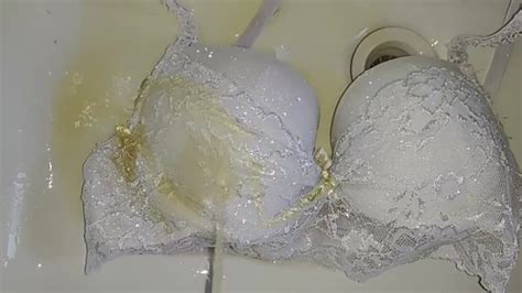 Писает в белый кружевной лифчик Pornhub Gay