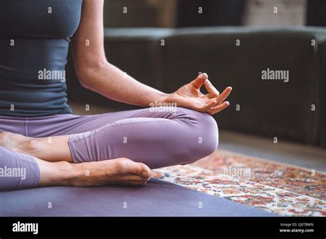 Mujer sentada en posición de loto y meditando con manos abiertas Yoga