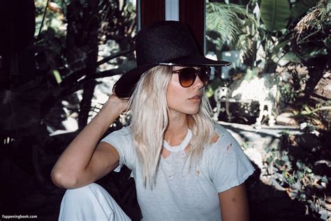 Becca Hiller Nude OnlyFans Leaks Fappening Page 3 FappeningBook