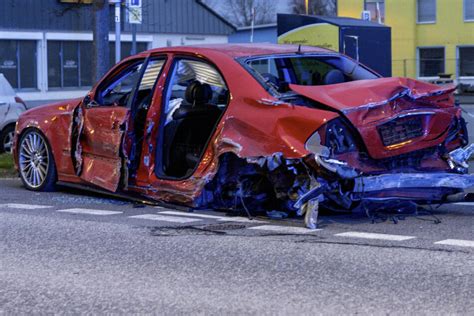 Unfall In Hattersheim Mercedes Fahrer 27 Verliert Kontrolle Und