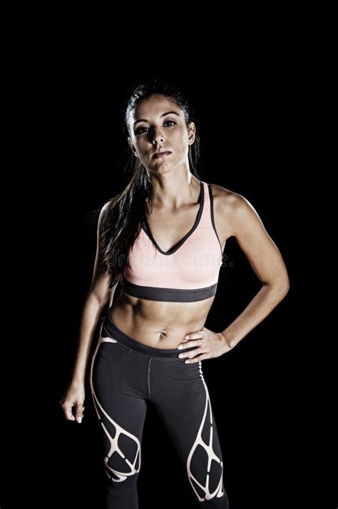 La Donna Latina Di Sport Che Posano In Feroce E I Badass Affrontano L Espressione W Immagine