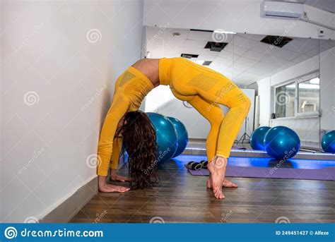 Monito Joven Brunette Entrenador De Gimnasia De Parttime Haciendo