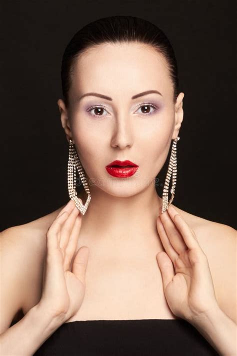 Mooi Naakt Aantrekkelijk Brunette Met Oorringen In Hun Oren Manier Mooie Make Up Schone Huid