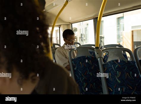 Femme mature assise sur le bus Banque de photographies et dimages à haute résolution Alamy