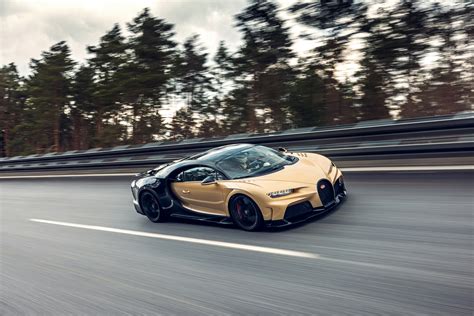 Photos: 2022 Bugatti Chiron Super Sport in New Colors - Gold and Black ...