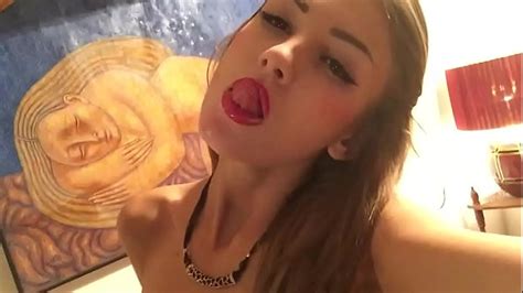 Huge Dildo Gives Pretty Teen Orgasm XNXX