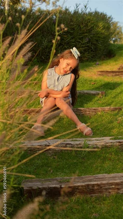 Niña hermosa rubia latina disfrutando de un hermoso día soleado al atardecer en el parque