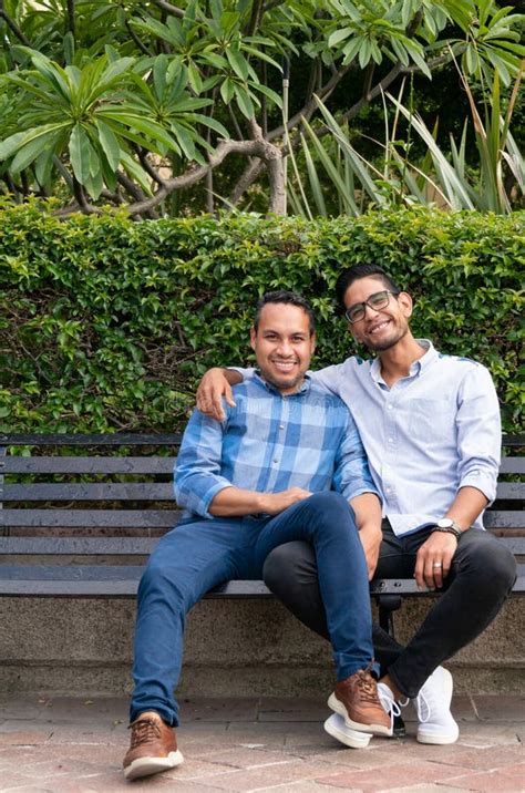 Pareja Gay De Latinos Enamorados Caminando En La Ciudad Del Concepto Gay Zapopan Jalisco Imagen
