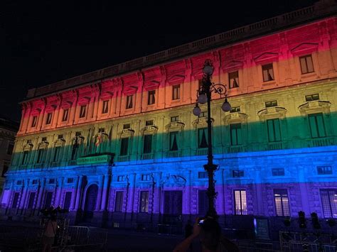 Milano Pride Palazzo Marino Finalmente Arcobaleno La Foto Gay It